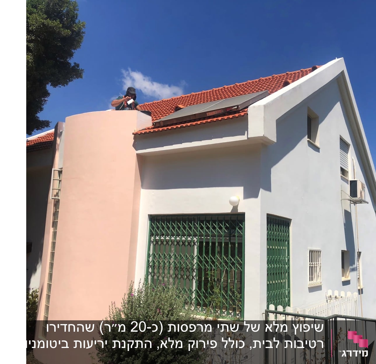 אדם על גג עם רעפים אדומים, מבצע עבודות שיפוץ